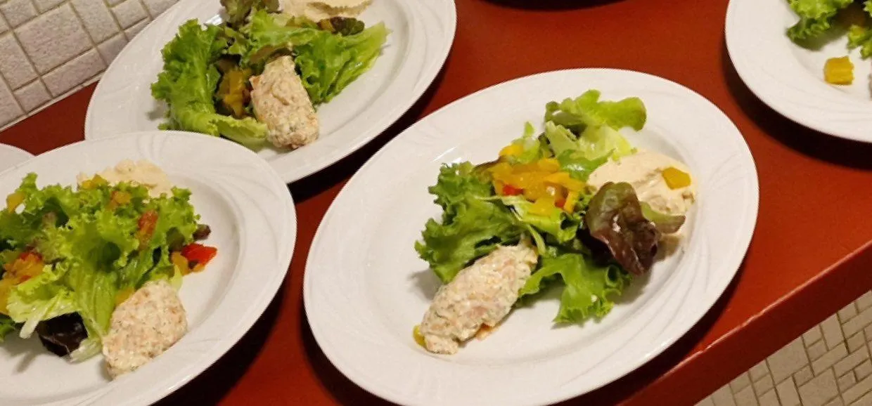 Forellenmousse Salat
